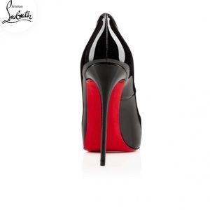 A Louboutin icon pump embodies the glamour of 1950s